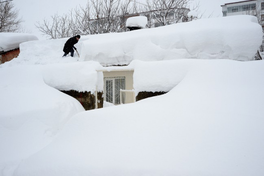 Bitlis'te Tek Katlı Evler Kar Altında Kaldı! 4