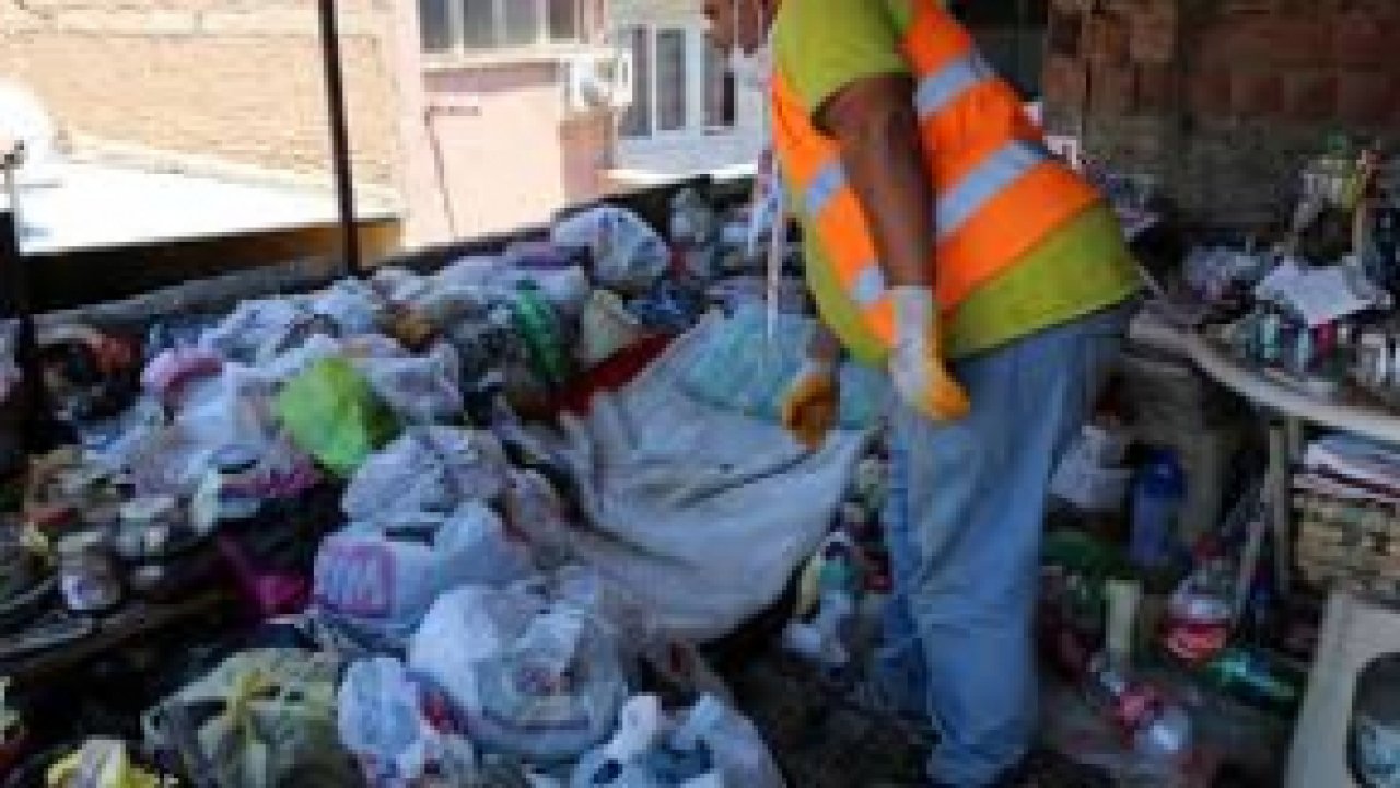 Çöp Ev Mahalleleri İsyan Ettirdi! Bakın Kaç Kamyon Çöp Çıktı?