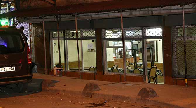 İstanbul'da Kahvehaneyi Taradılar: Yaralılar Var