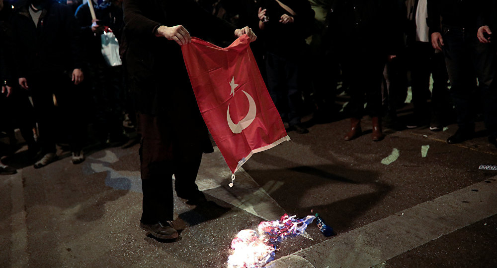 Türkiye'den 'Bayrağımızı Yakanları Tutuklayın' Talebi