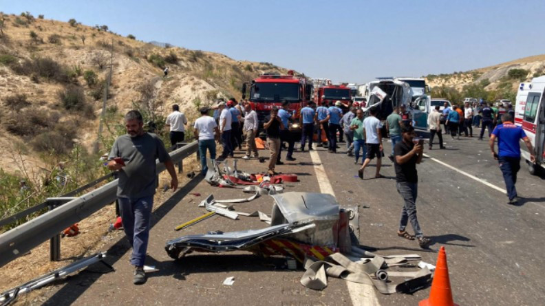 Gaziantep Nizip son dakika trafik kazası haberi 2022: Katliam gibi kazada 15 kişi hayatını kaybetti!